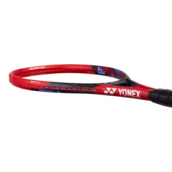 Raquette De Tennis Yonex Vcore 100 Scarlet -Magasin De Sport De Tennis raquette de tennis yonex vcore 100 scarlet 1368884 650x650 g2