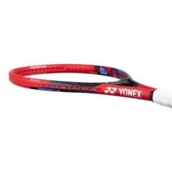 Raquette De Tennis Yonex Vcore 100L Scarlet -Magasin De Sport De Tennis raquette de tennis yonex vcore 100l scarlet 1368885 650x650 g1