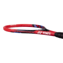 Raquette De Tennis Yonex Vcore 95 Scarlet -Magasin De Sport De Tennis raquette de tennis yonex vcore 95 scarlet 1368881 650x650 g1