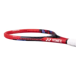 Raquette De Tennis Yonex Vcore 98L Scarlet -Magasin De Sport De Tennis raquette de tennis yonex vcore 98l scarlet 1368883 650x650 g3